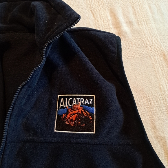 Alcatraz men's size XL Navy blue fleece vest, embroidered logo EUC - Picture 4 of 6